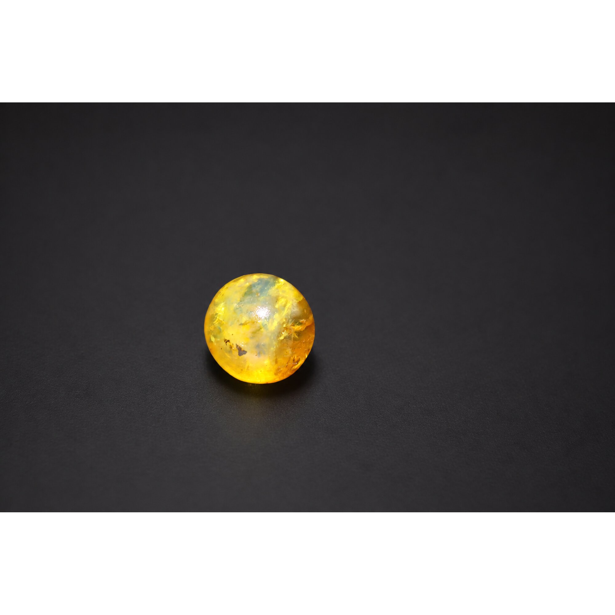 Untreated olive green yellow Dominican amber sphere/ball 18.7mm – photo 2