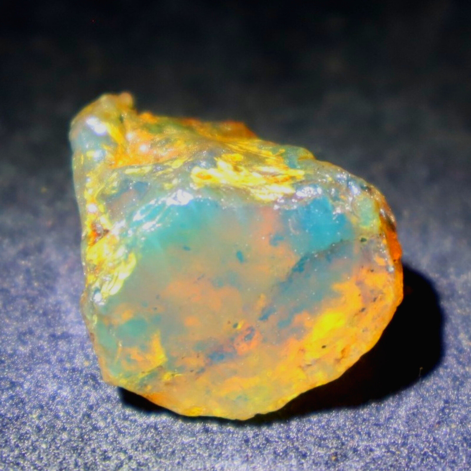 Genuine light blue rough specimen Dominican amber 25mm – photo 15