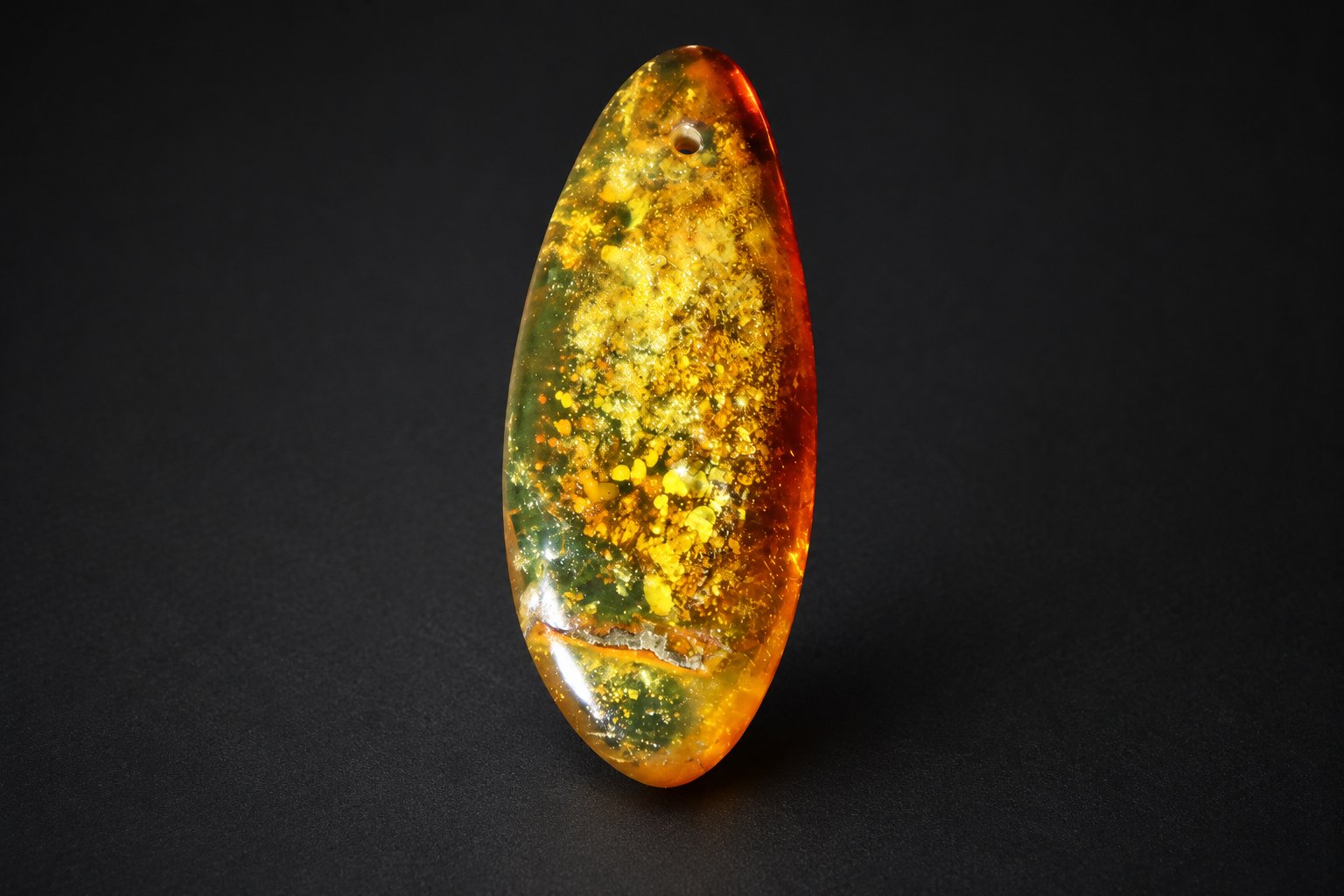 Real orange yellow polished Dominikanischer Bernstein